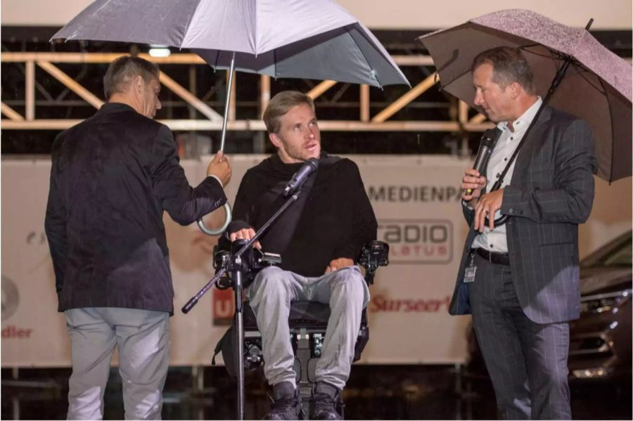 Samuel Koch (mitte) bei seinem Besuch anlässlich der Schweizer Premiere des Films «Draussen in meinem Kopf» während des Open Air Kino Nottwil vom Montag, 13. August 2018 beim Paraplegiker Zentrum in Nottwil LU.