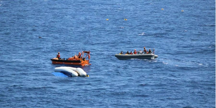 Die Flüchtlinge haben die Überfahrt von Libyen überlebt.