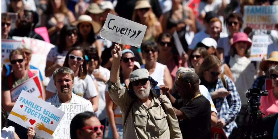 Die Menschen wandten sich mit dem Motto «Families belong together» gegen die Trennung von Familien.