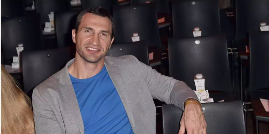 Der Boxer Wladimir Klitschko verfolgt die Verleihung des New Body Award im Tempodrom in Berlin (Archivbild).