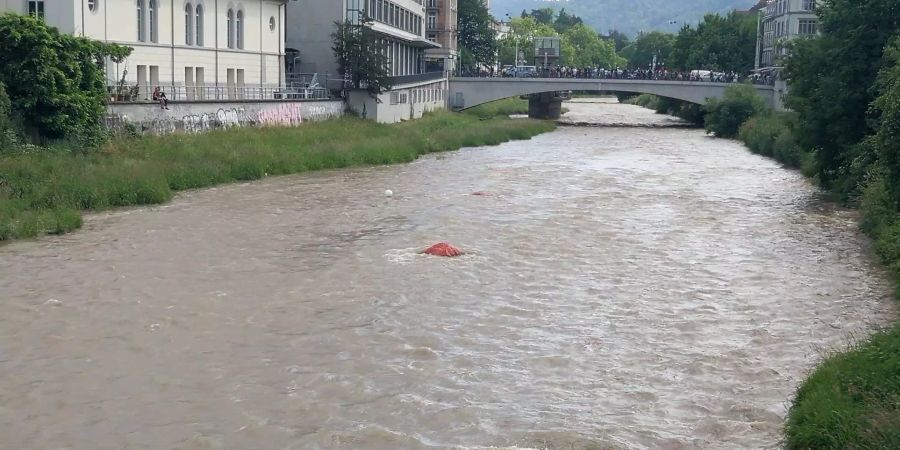 Zum Surfen zu klein: Ein bisschen enttäuscht schauen die Zuschauer rein, als die «Flutwelle» in die Stadt bricht.