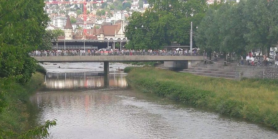 Zahlreiche Schaulustige warten gebannt auf die angekündigte Welle.