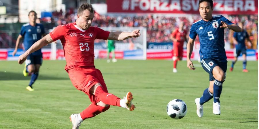 Xherdan Shaqiri zieht ab, der Japaner kann nur noch zuschauen.