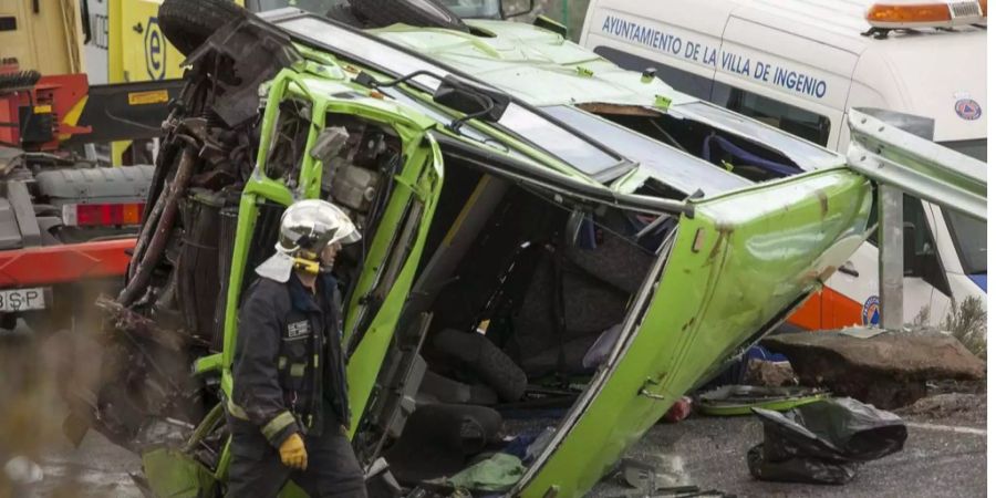 Der Bus kollidierte mit einem Lkw.