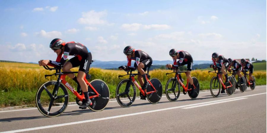 Stefan Küng (links) und sein Team von BMC gehen als Sieger aus der ersten Etappe.