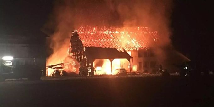 Der Bauernhof in Fétigny FR wurde beim Brand komplett zerstört. Der Bauernhof in Fétigny FR wurde beim Brand komplett zerstört.