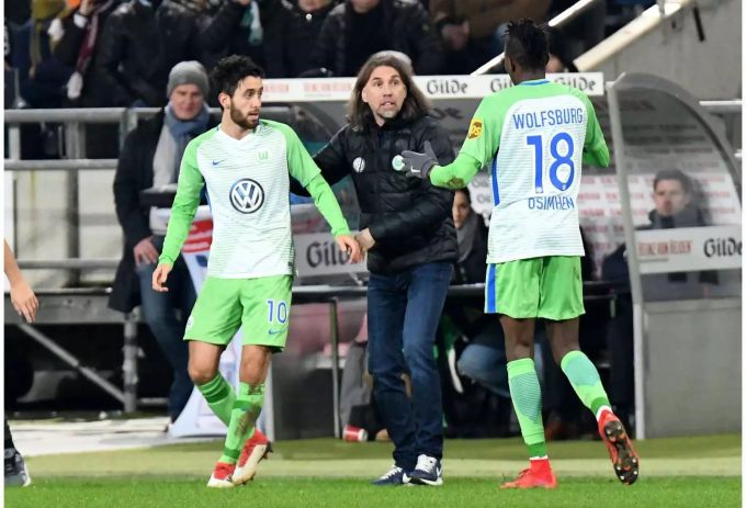 Der Schweizer Trainer Martin Schmidt (Mitte) kann sich über drei Punkte freuen. Der Schweizer Trainer Martin Schmidt (Mitte) kann sich über drei Punkte freuen.
