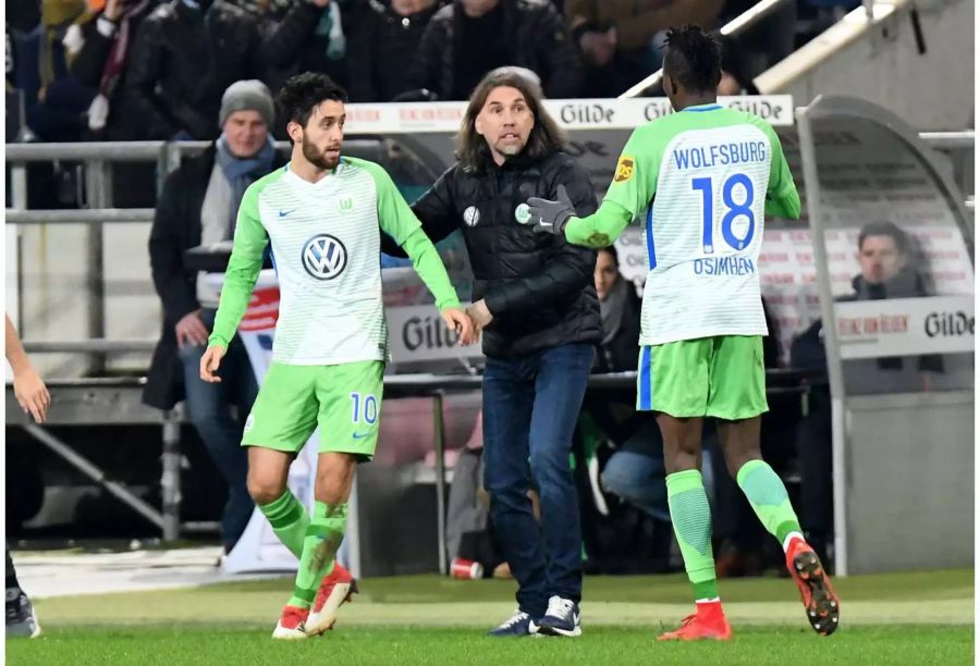 Der Schweizer Trainer Martin Schmidt (Mitte) kann sich über drei Punkte freuen.