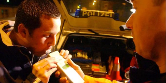 Alkoholtest bei einer Verkehrskontrolle (Symbolbild). Alkoholtest bei einer Verkehrskontrolle (Symbolbild).