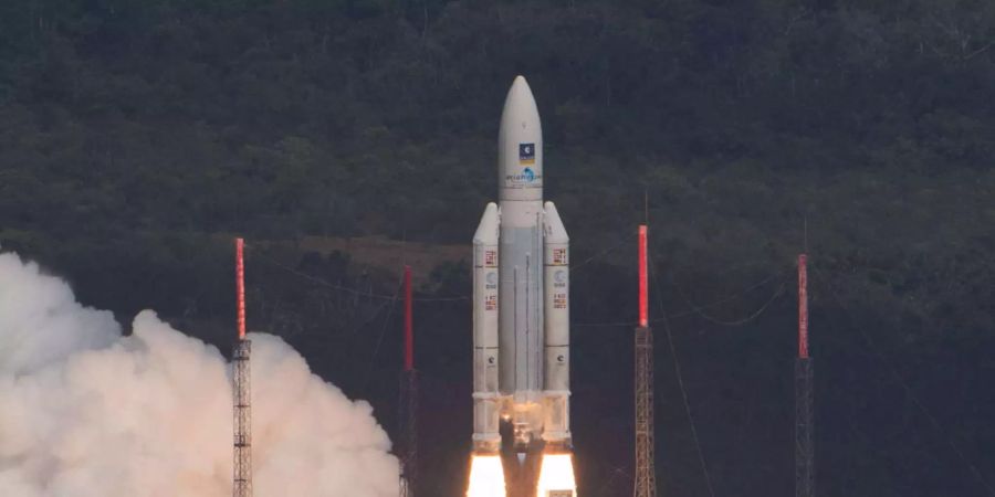 Bereits im Jahr 2016 startete eine Ariane-5-Rakete mit vier Satelliten ins All.