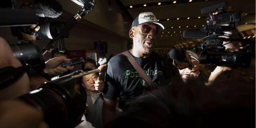 Dennis Rodman erläutert am Pekinger Flughafen seine Pläne in Nordkorea.