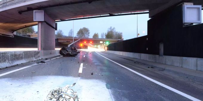 Das Fahrzeug durchbrach zwei Leitplanken bevor es auf der acht Meter tiefer liegenden Autobahn A2 zum Stillstand kam. Das Fahrzeug durchbrach zwei Leitplanken bevor es auf der acht Meter tiefer liegenden Autobahn A2 zum Stillstand kam.