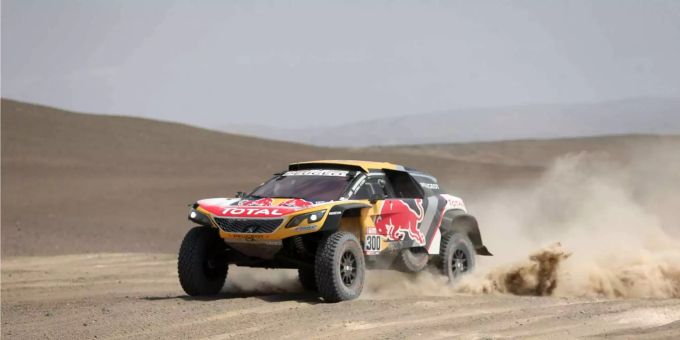 Peugeot-Fahrer Stéphane Peterhansel bei der Rallye Dakar. Peugeot-Fahrer Stéphane Peterhansel bei der Rallye Dakar.