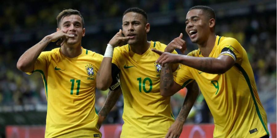 Neymar (mitte) und Coutinho (links) spielen seit geraumer Zeit in der brasilianischen Nationalmannschaft zusammen.