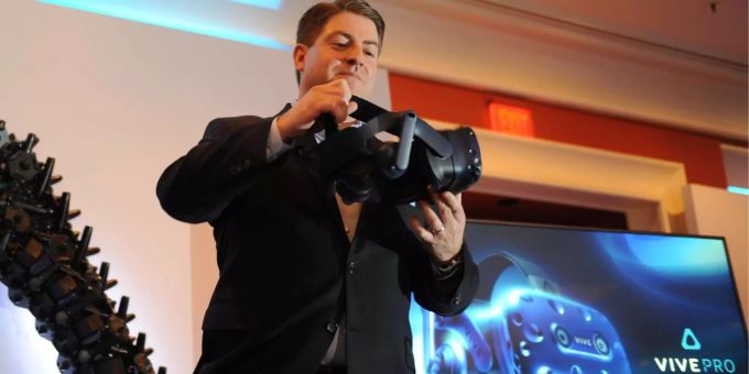 CES in Las Vegas - HTC bringt die VR-Brille Vive Pro