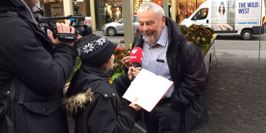 Leonardo interviewt die Leute in der Basler Innenstadt.