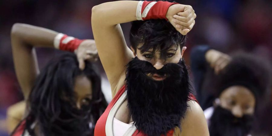 Sogar die Cheerleader tragen den Harden-Bart.