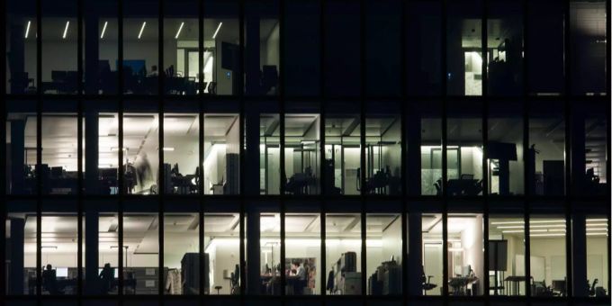 Arbeiten ausserhalb der Bürozeiten ist in der Schweiz keine Seltenheit mehr. arbeiten
