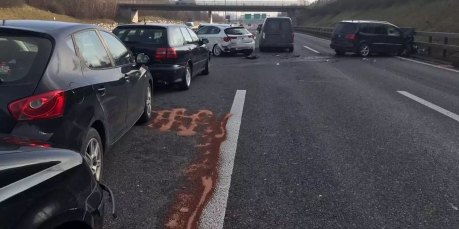 Stau auf der A1 zwischen Wettingen-Ost und dem Limmattalerkreuz. (Symbolbild)