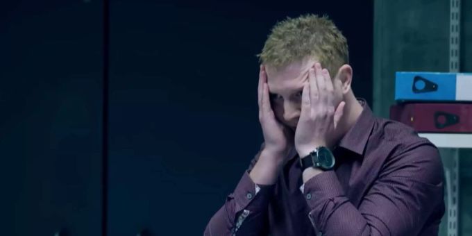 Chris wird in der Netflix-Serie mittels sozialem Druck manipuliert. Wird er töten? Chris wird in der Netflix-Serie mittels sozialem Druck manipuliert. Wird er töten?