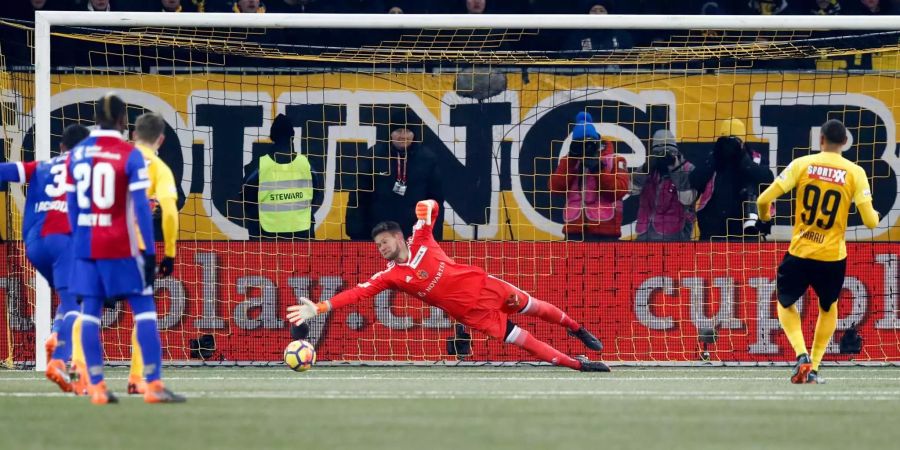 Hoarau versenkt den Penalty gegen Basel-Keeper Vaclik.