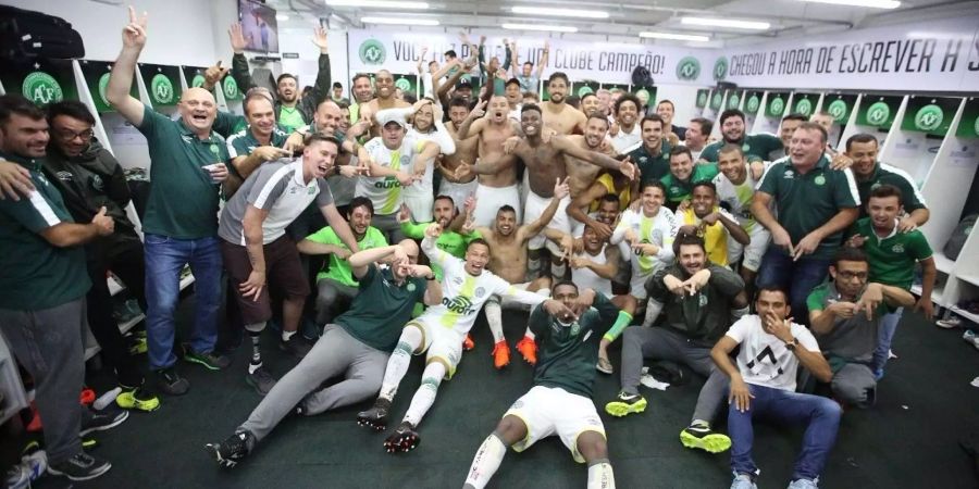 Die Spieler von Chapecoense feiern den Ligaerhalt.