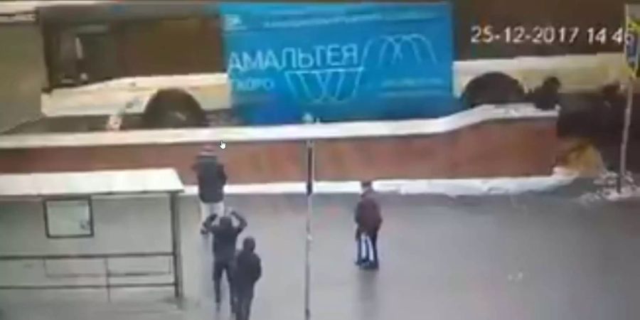 In Moskau rast ein Bus die Treppe zu einer U-Bahn-Station herunter.