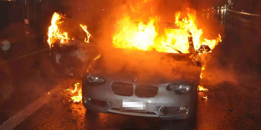 In Egerkingen SO ist ein Auto auf der Autobahn in Brand geraten.