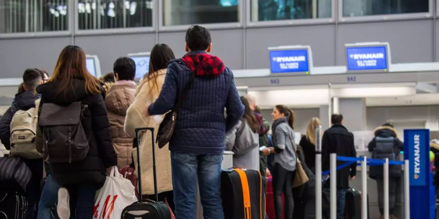 Vier deutsche Flughäfen werden morgen bestreikt.