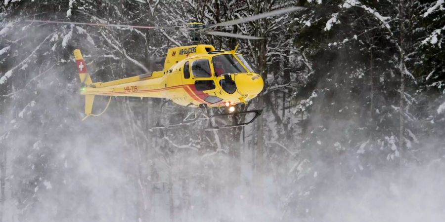 Der Mann wurde von der Air Glacier ins Spital geflogen, wo er später verstarb.