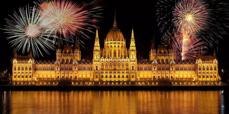 Solche Feuerwerke wie hier in Budapest sind an Silvester nicht überall erlaubt.