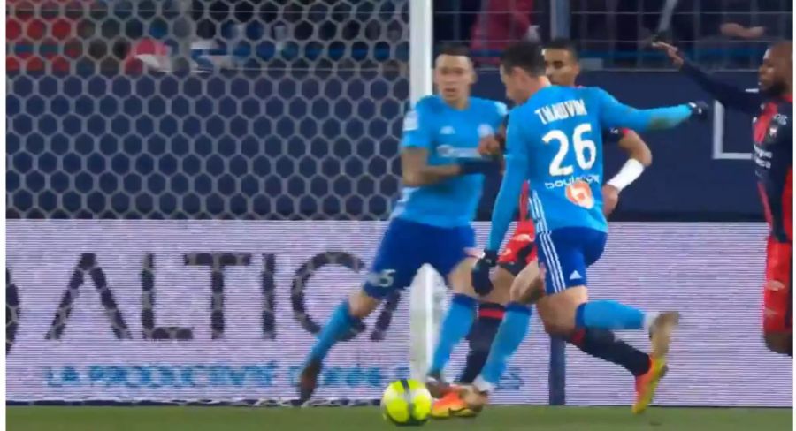 Ein richtiges Spektakel liefern sich Olympique Marseille und der FC Metz. 56 Minuten sind gespielt, da führt Olympique bereits mit 5:0. Florian Thauvin drückt dabei einen Dreierpack in die Maschen. Trotz etwas Resultatkosmetik durch Metz in der letzten Viertelstunde, schiebt sich Marseille dank diesem Schützenfest an Lyon vorbei auf den zweiten Tabellenrang der Ligue 1.