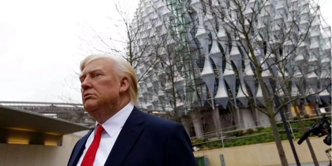 Die Wachsfigur Donald Trumps vor der US-Botschaft in London Die Wachsfigur Donald Trumps vor der US-Botschaft in London