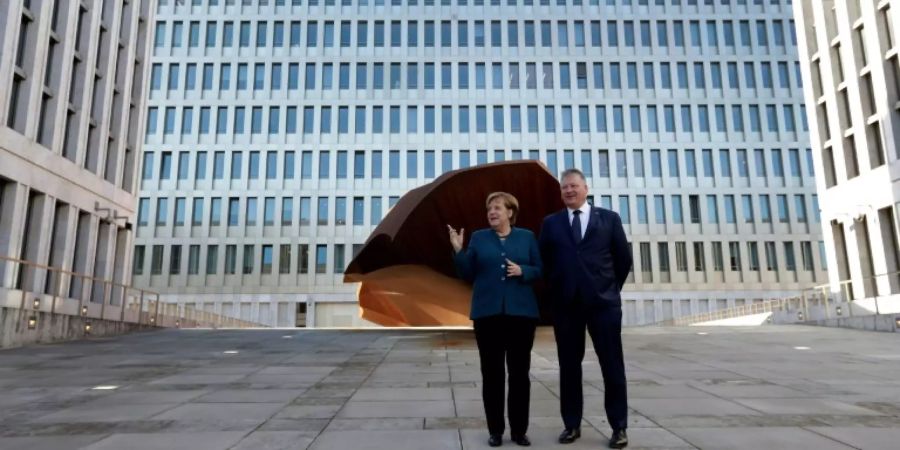 Bundeskanzlerin Merkel und BND-Chef Kahl vor dem Neubau