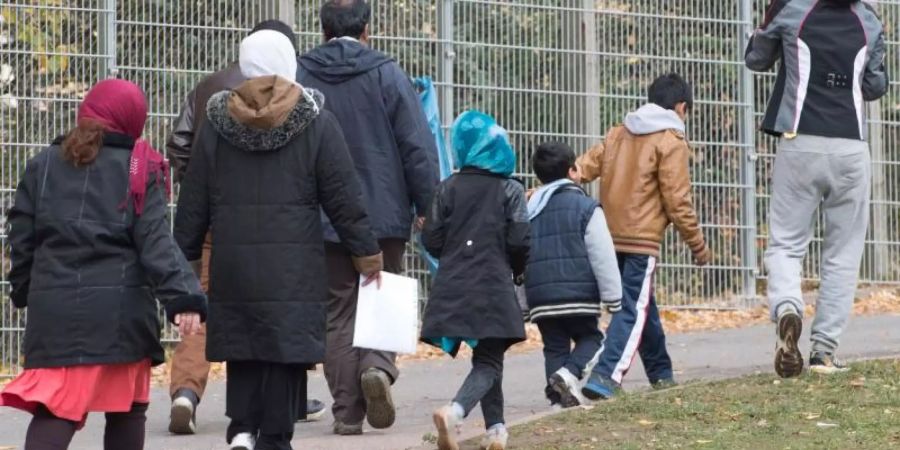Flüchtlinge gehen über das Gelände der Erstaufnahmestelle in Suhl. Beim «Werkstattgespräch» der Union soll geprüft werden, was im Prozess der Steuerung und Ordnung der Migration funktioniert und was noch nicht. Foto: Sebastian Kahnert/Archiv