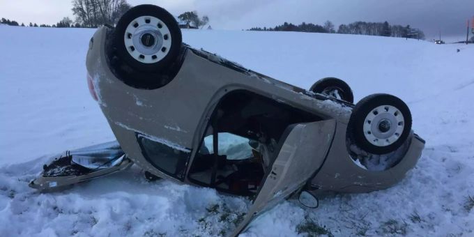 In Le Crêt im Kanton Freiburg landet ein Auto auf dem Dach.