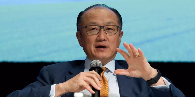 Jim Yong Kim redet in ein Mikrofon.