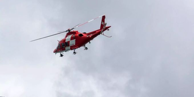 Die Rega transportierte die Frau nach der Bergung in ein Spital. Ein Rega-Heli.