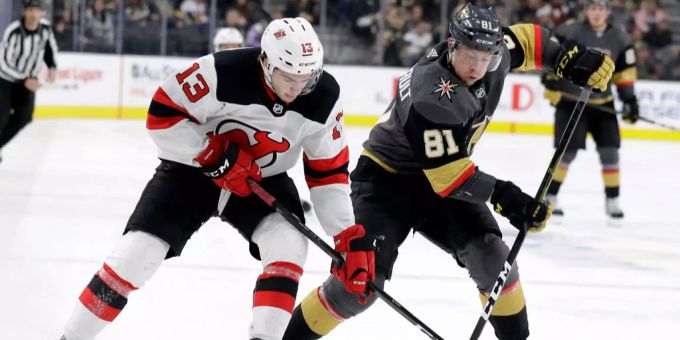 Nico Hischier trifft für die New Jersey Devils. Nico Hischier kämpft mit Jonathan Marchessault um den Puck