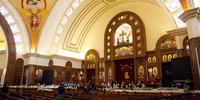 Blick in die koptisch-orthodoxe Geburtskathedrale in der Nähe von Kairo vor Beginn der koptisch-orthodoxen Weihnachtsmesse nach dem ostorthodoxen Kalender. Koptisch-orthodoxe Weihnachtsmesse in Kairo