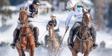 Zwei Snow Polo Spieler kämpfen um den Ball