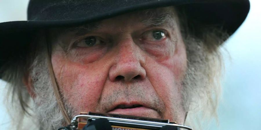 Der kanadische Rockmusiker Neil Young beim Harvest the Hope Konzert.