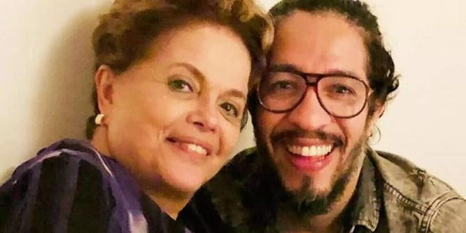 Dilma Rousseff posiert mit Jean Wyllys für ein Selfie.