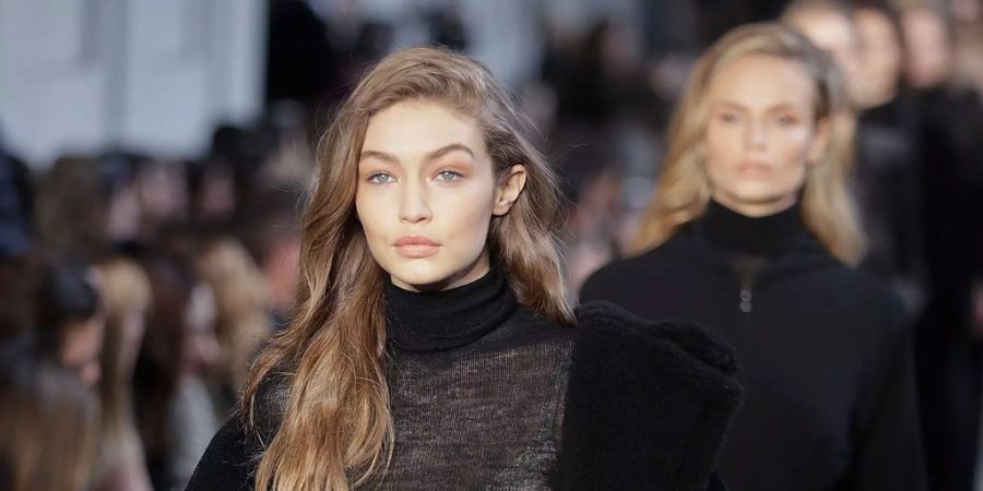 Model Gigi Hadid  an einer Max Mara Modeschau.