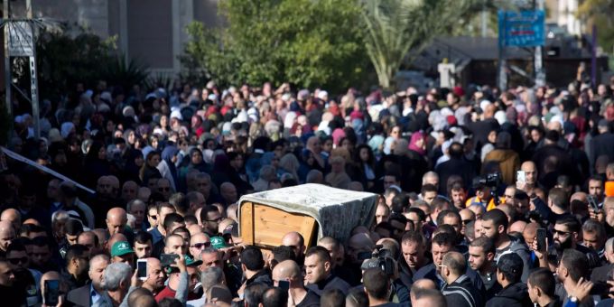 Freunde und Verwandte tragen den Sarg der ermordeten Israelin. Freunde und Verwandte tragen den Sarg der ermordeten Israelin.