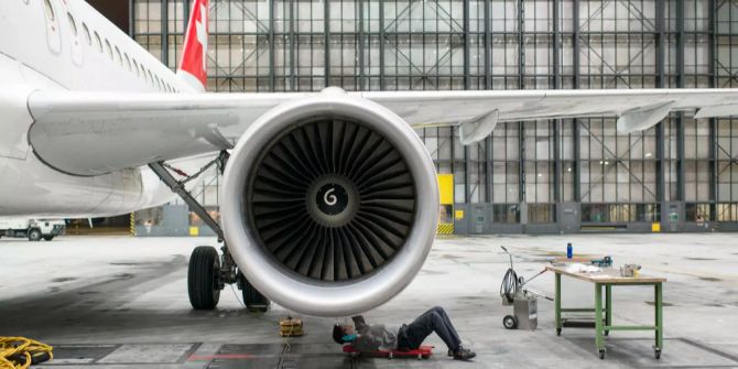 Ein Triebwerk eines Flugzeugs.