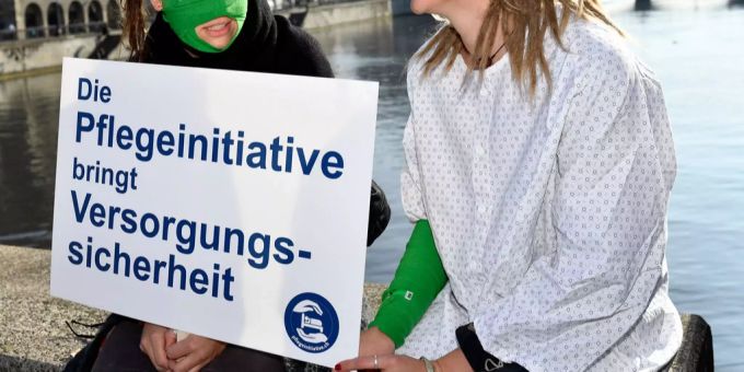 Der Gesundheitskommission des Nationalrates geht die Pflegeinitiative zu weit – deshalb will sie nun einen Entwurf für einen Gegenvorschlag erarbeiten. Demonstration für die Pflegeinitiative.