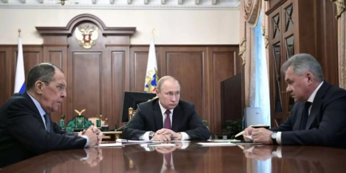Präsident Wladimir Wladimirowitsch Putin mit seinen Ministern Lawrow (l.) und Schoigu. Wladimir Wladimirowitsch Putin