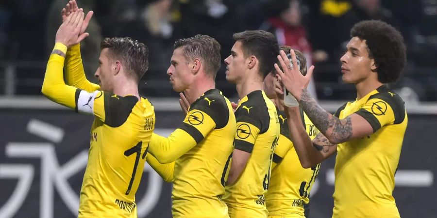 Spieler des BVB applaudieren ihren Fans