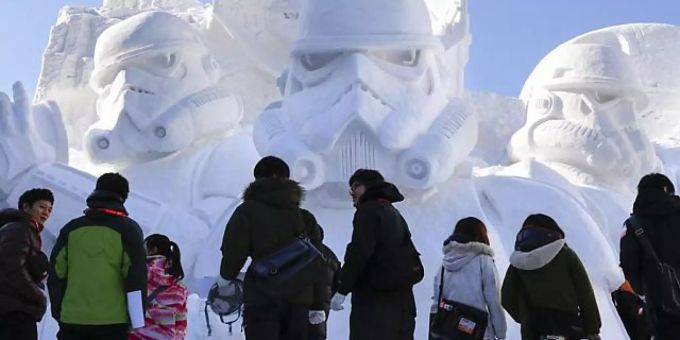 Das Schneefestival im japanischen Sapporo zieht jährlich zahlreiche Schaulustige an. Besucher des Festivals stehen vor Star Wars Skulpturen